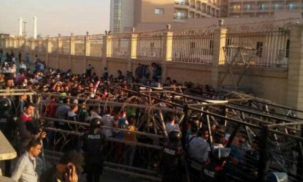 المصريون يحيون ذكرى ضحايا مذبحة الدفاع الجوي