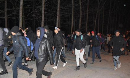 تركيا تضرب الأسد .. وتفتح الحدود أمام النازحين السوريين