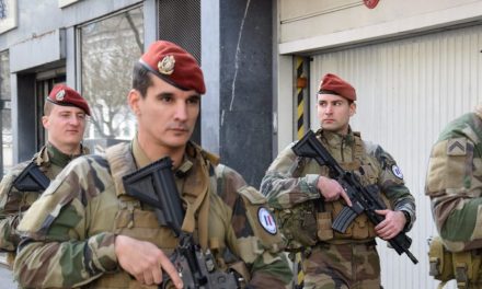 الجيش الفرنسي ينتشر بمناطق كورونا ويفرض حظر التجول