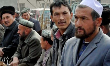 الأيغور يجتهدون للحفاظ علي هويتهم الإسلامية رغم بطش الصين