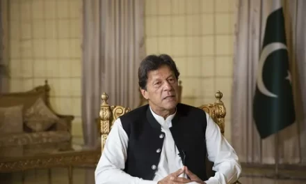 عمران خان يكتسح خصومه ويمهد لعودة جديدة لرئاسة وزراء باكستان