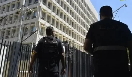 لبنان.. مسلح يحتجز رهائن داخل مصرف في بيروت!