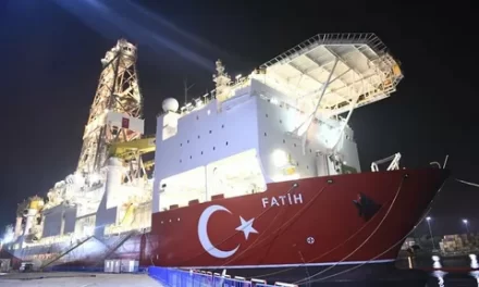 أردوغان يهبط على سفينة السلطان عبد الحميد وتعليق لافتات تحمي الفطرة في إزمير